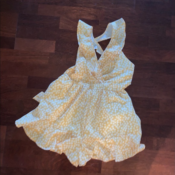 BOUTIQUE yellow SHORTS set romper tie back outfit women’s size SMALL - Picture 3 of 10